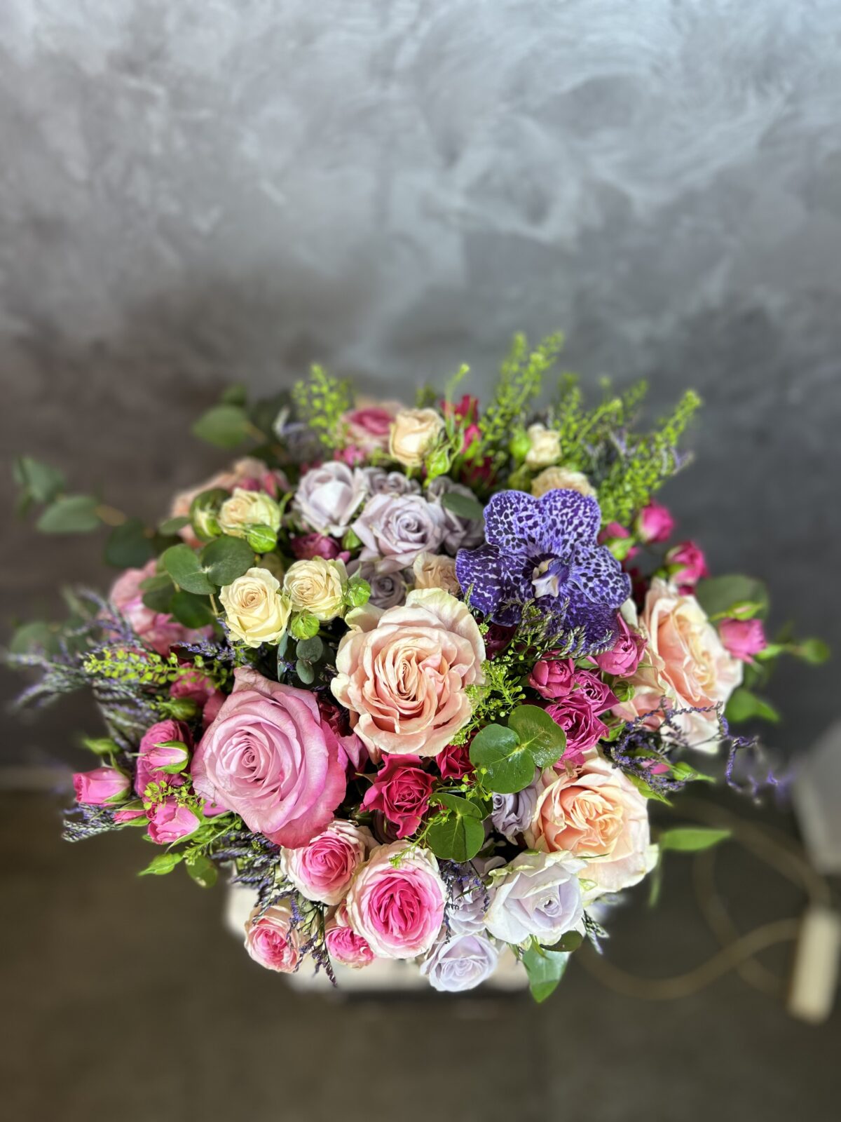 Vazoda Rengarenk Güller - Görsel 3