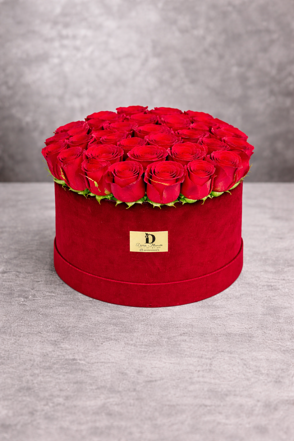 6d275093-f8d0-4975-9da8-7e03003820b7 Kırmızı Kadife Kutuda Kırmızı Gül – Lüks Silindir Kutu Premium Aranjman - Görsel 1