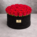 Siyah Kutuda Kırmızı Gül – Premium Silindir Kutuda Lüks Gül Aranjmanı