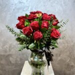 15 Kırmızı Gül Aranjman | Cam Vazoda Şık ve Romantik Tasarım