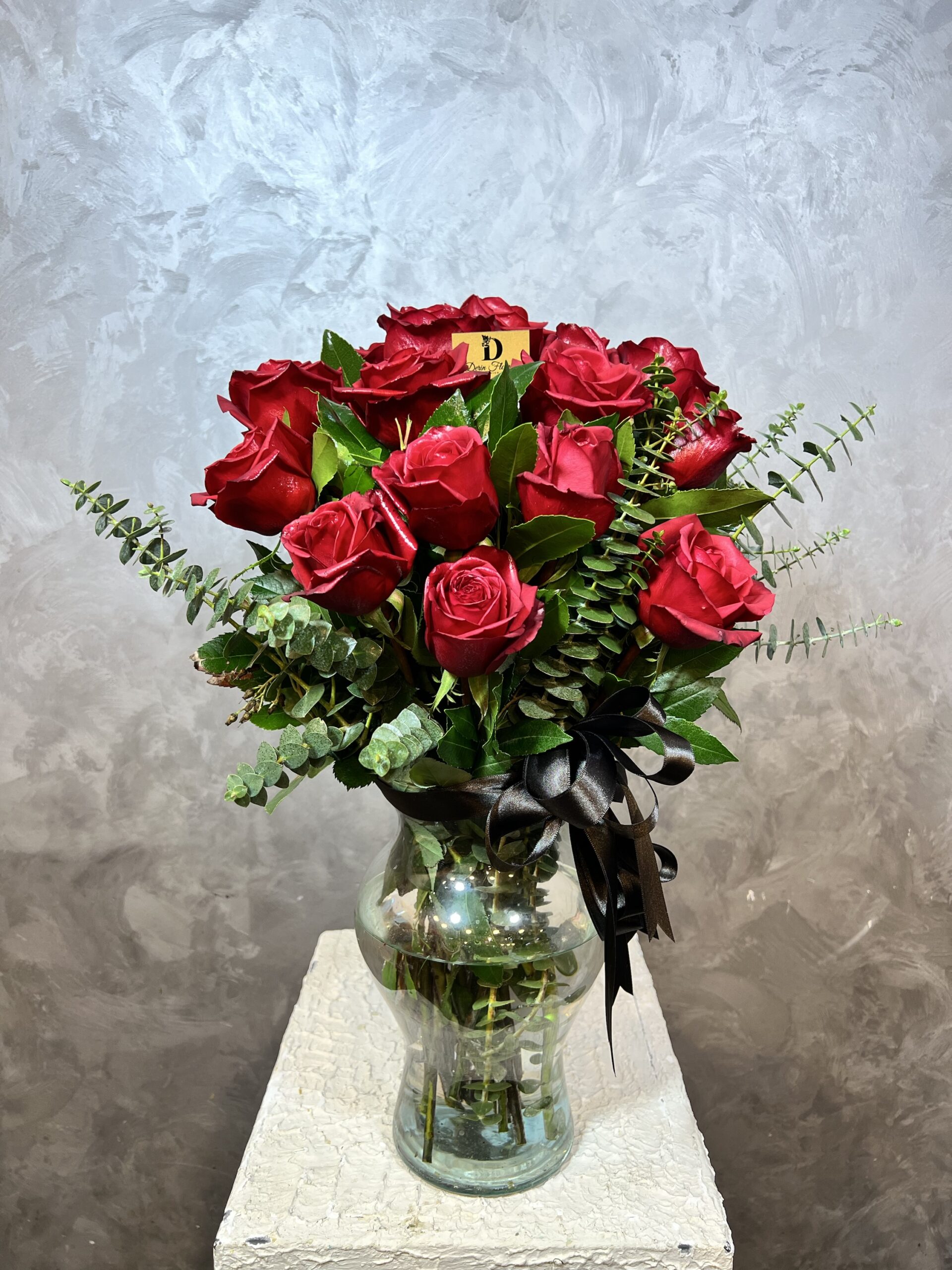 img_7839 15 Kırmızı Gül Aranjman | Cam Vazoda Şık ve Romantik Tasarım - Görsel 1