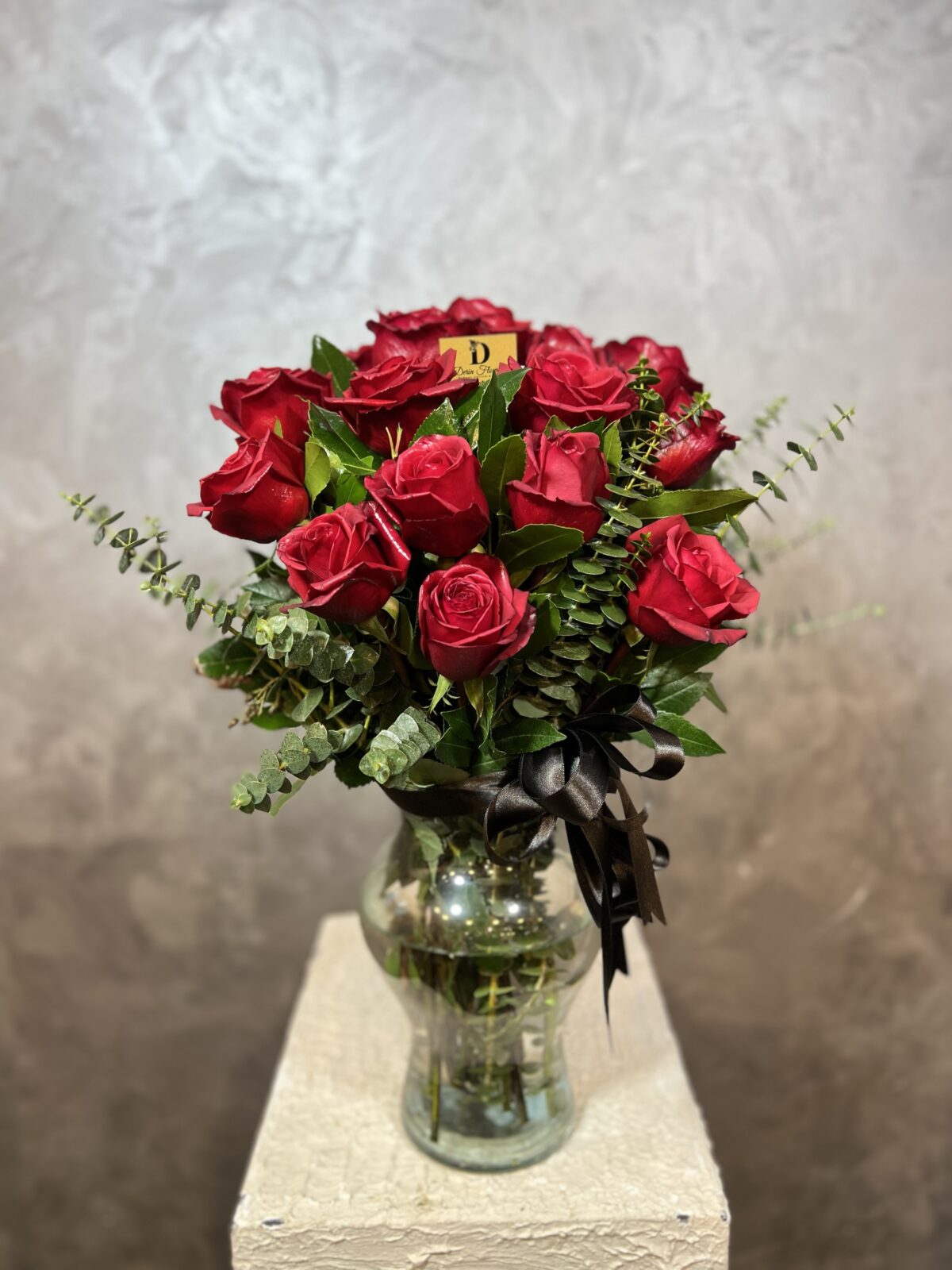 15 Kırmızı Gül Aranjman | Cam Vazoda Şık ve Romantik Tasarım - Görsel 3