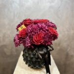 Kırmızı Gül & Mor Krizantem Aranjmanı | Siyah Seramik Vazoda Premium Tasarım