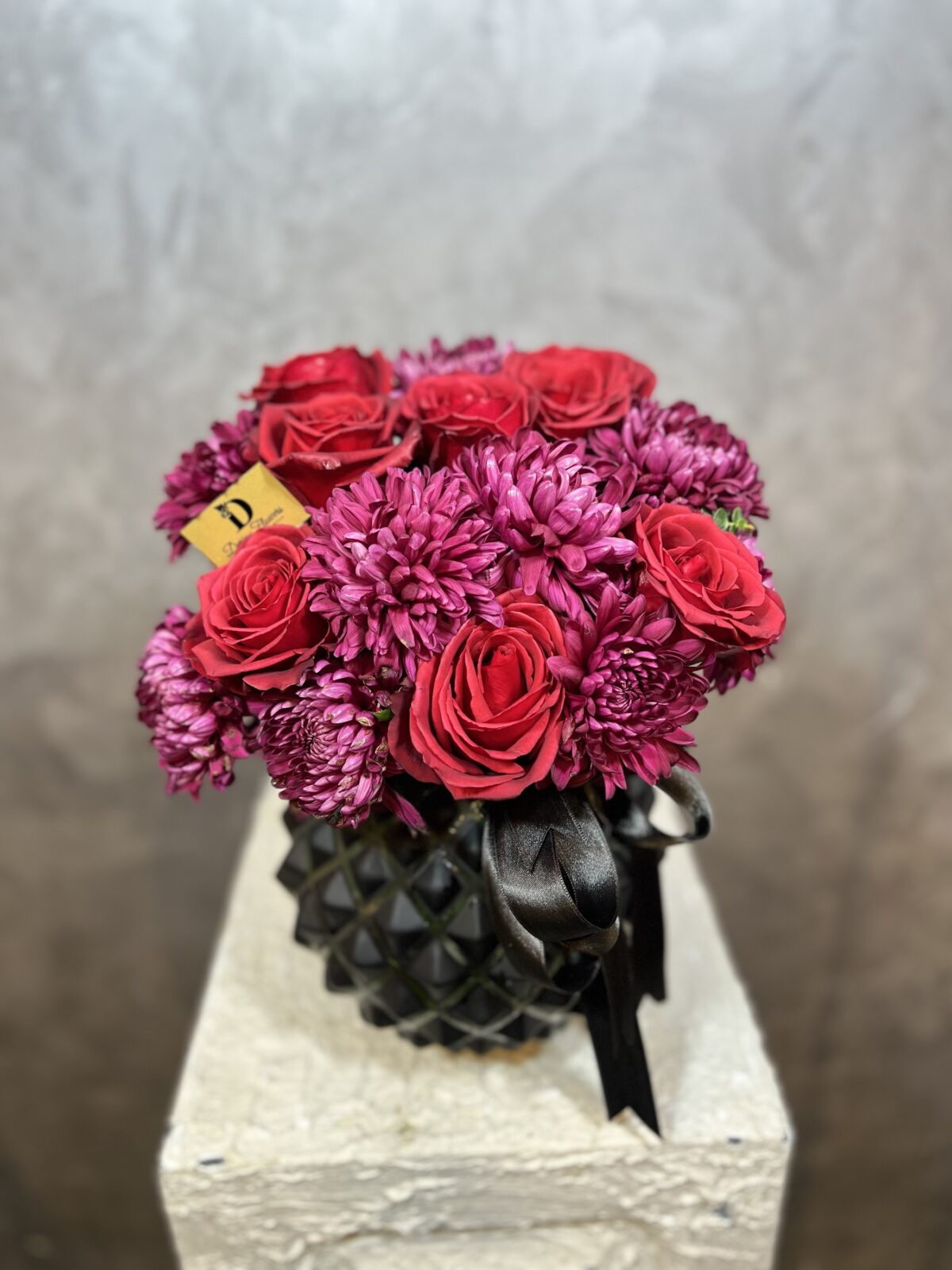 Kırmızı Gül & Mor Krizantem Aranjmanı | Siyah Seramik Vazoda Premium Tasarım - Görsel 2
