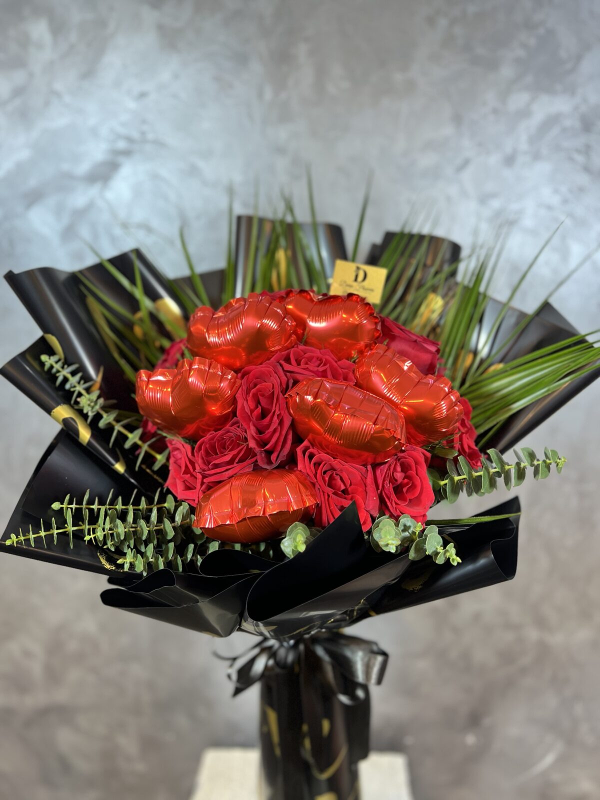 Premium 11 Kırmızı Gül Buketi & 6 Kalp Balonlu Romantik Buket - Görsel 3