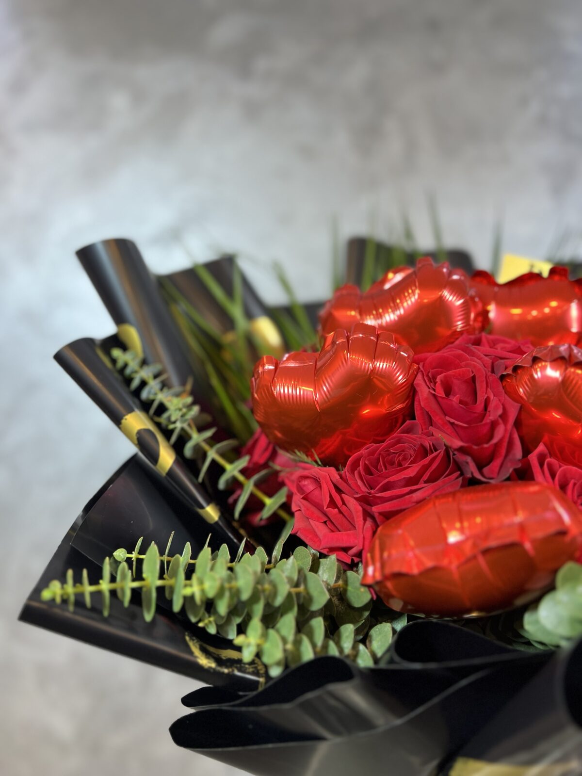 Premium 11 Kırmızı Gül Buketi & 6 Kalp Balonlu Romantik Buket - Görsel 2