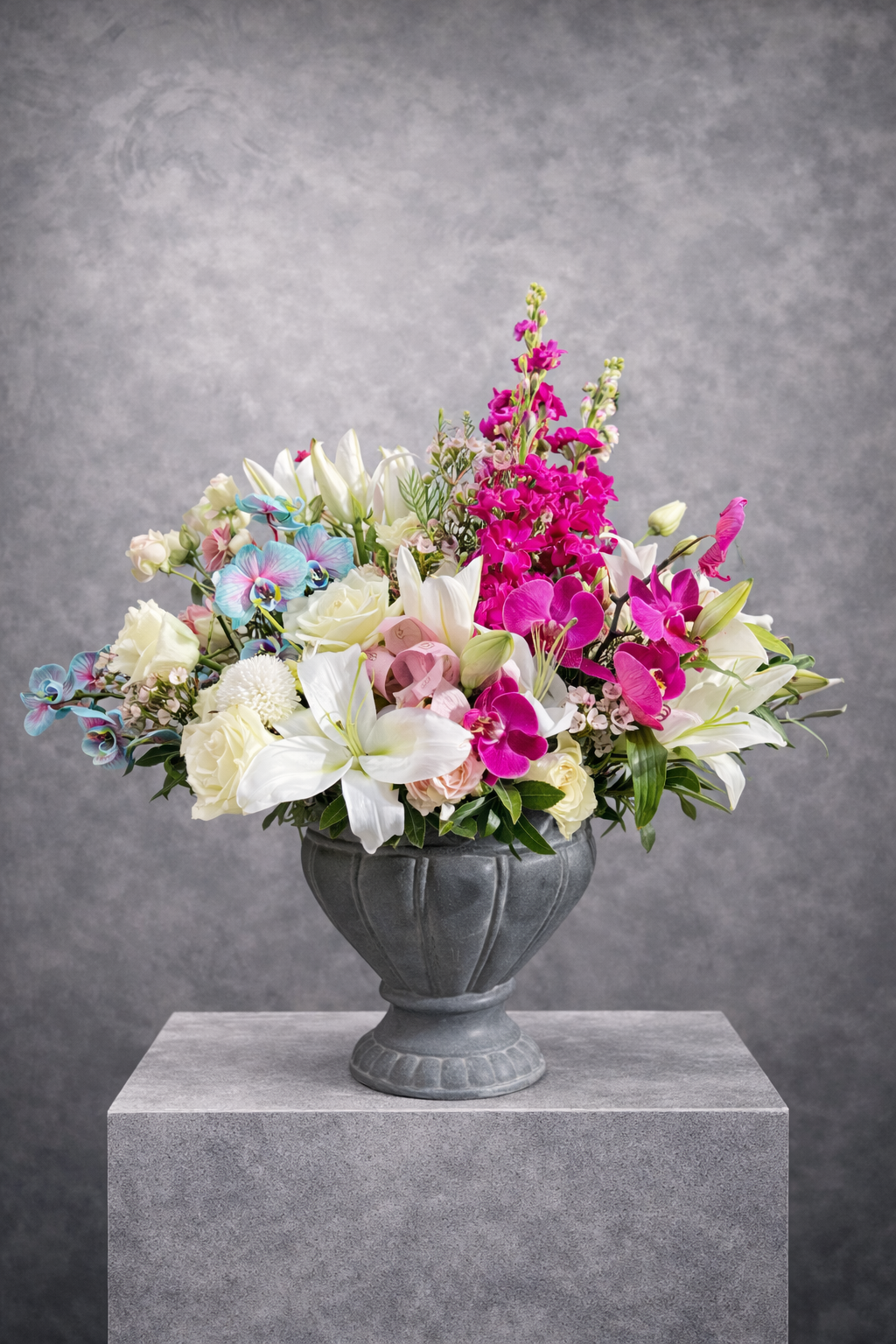 200a7c4d-90ff-493f-9f50-c8327bee6db6-2 Royal Harmony Vazoda Çiçek Aranjmanı | İzmir Premium Çiçek Tasarımı | Derin Flowers - Görsel 1