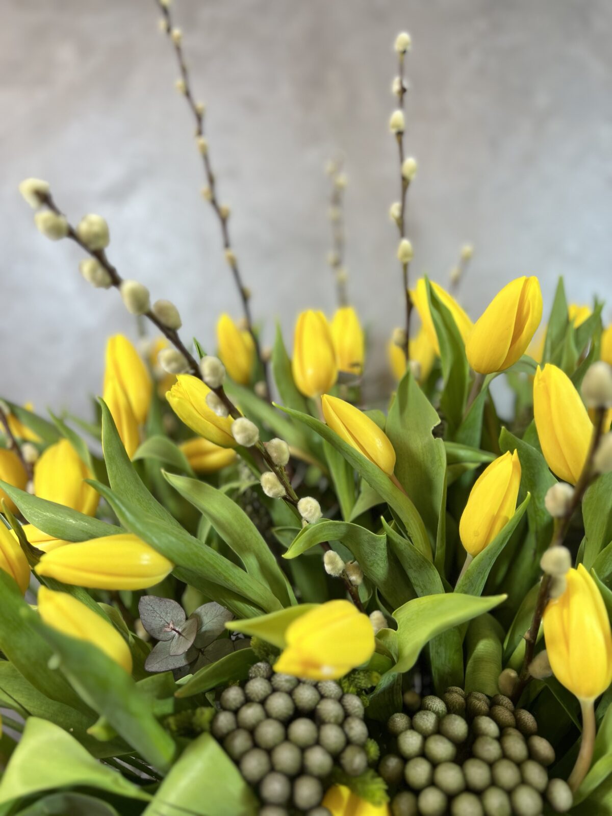 Golden Tulip Elegance | Sarı Lale Vazoda Çiçek Aranjmanı | Derin Flowers - Görsel 3