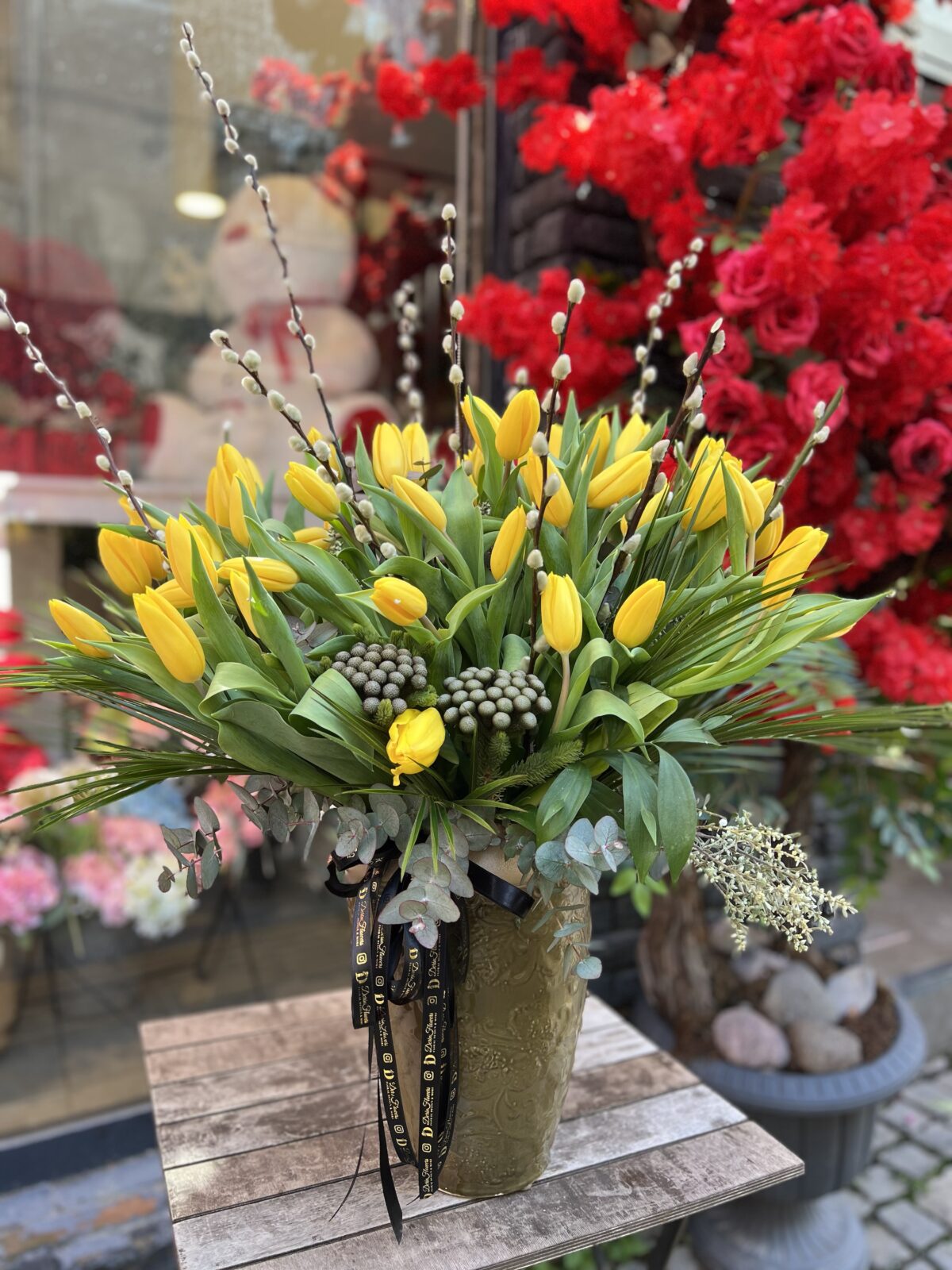 Golden Tulip Elegance | Sarı Lale Vazoda Çiçek Aranjmanı | Derin Flowers - Görsel 4