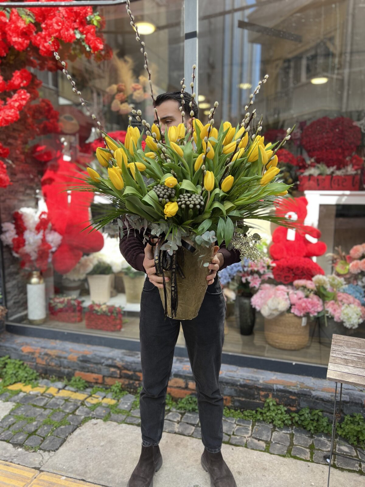 Golden Tulip Elegance | Sarı Lale Vazoda Çiçek Aranjmanı | Derin Flowers - Görsel 2