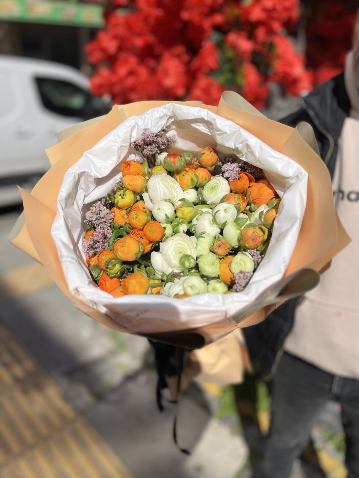 Golden Ranunculus Bouquet | Sarı Beyaz Erengül Buketi | Derin Flowers - Görsel 3
