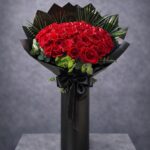 51 Kırmızı Gül Buketi – Premium Siyah Ambalajlı Gül Aranjmanı
