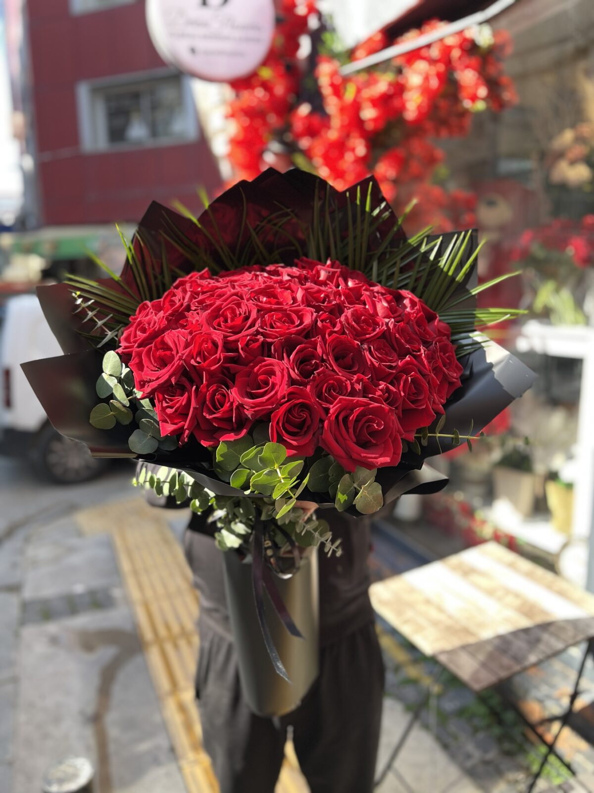 51 Kırmızı Gül Buketi – Premium Siyah Ambalajlı Gül Aranjmanı - Görsel 2