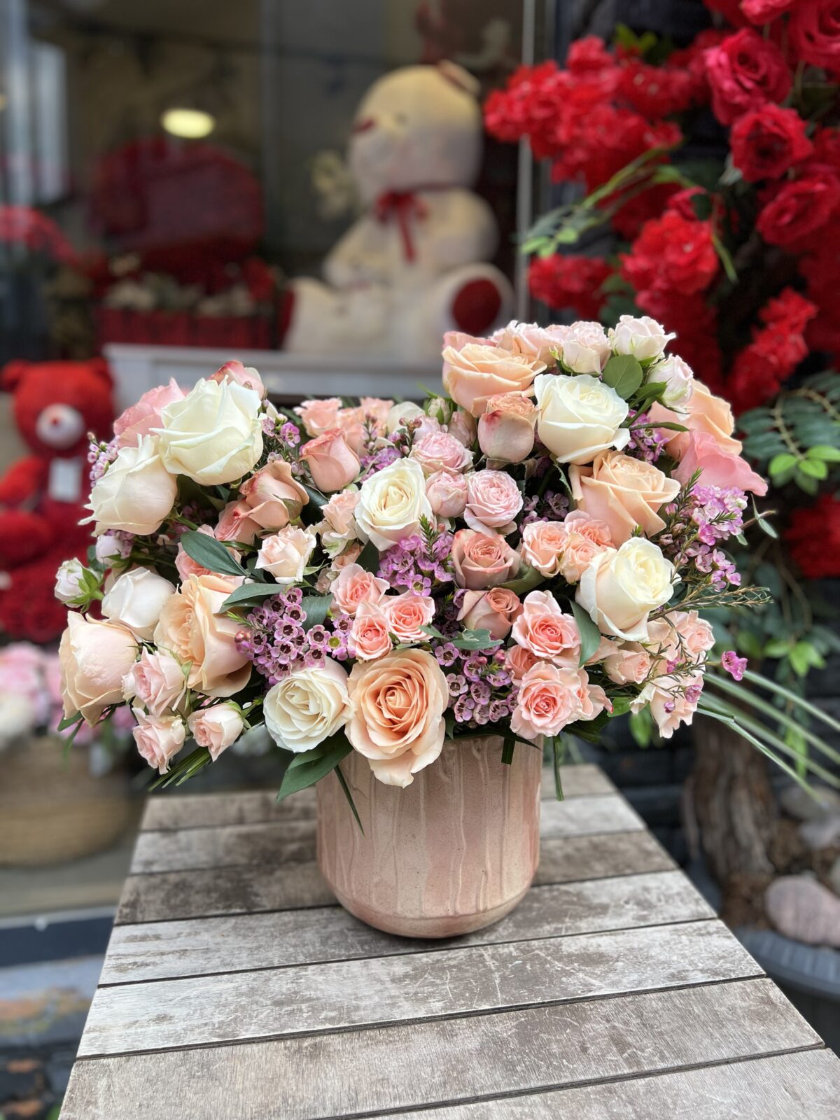 Somon & Krem Gül Seramik Aranjman | İzmir Çiçek Siparişi – Derin Flowers - Görsel 2