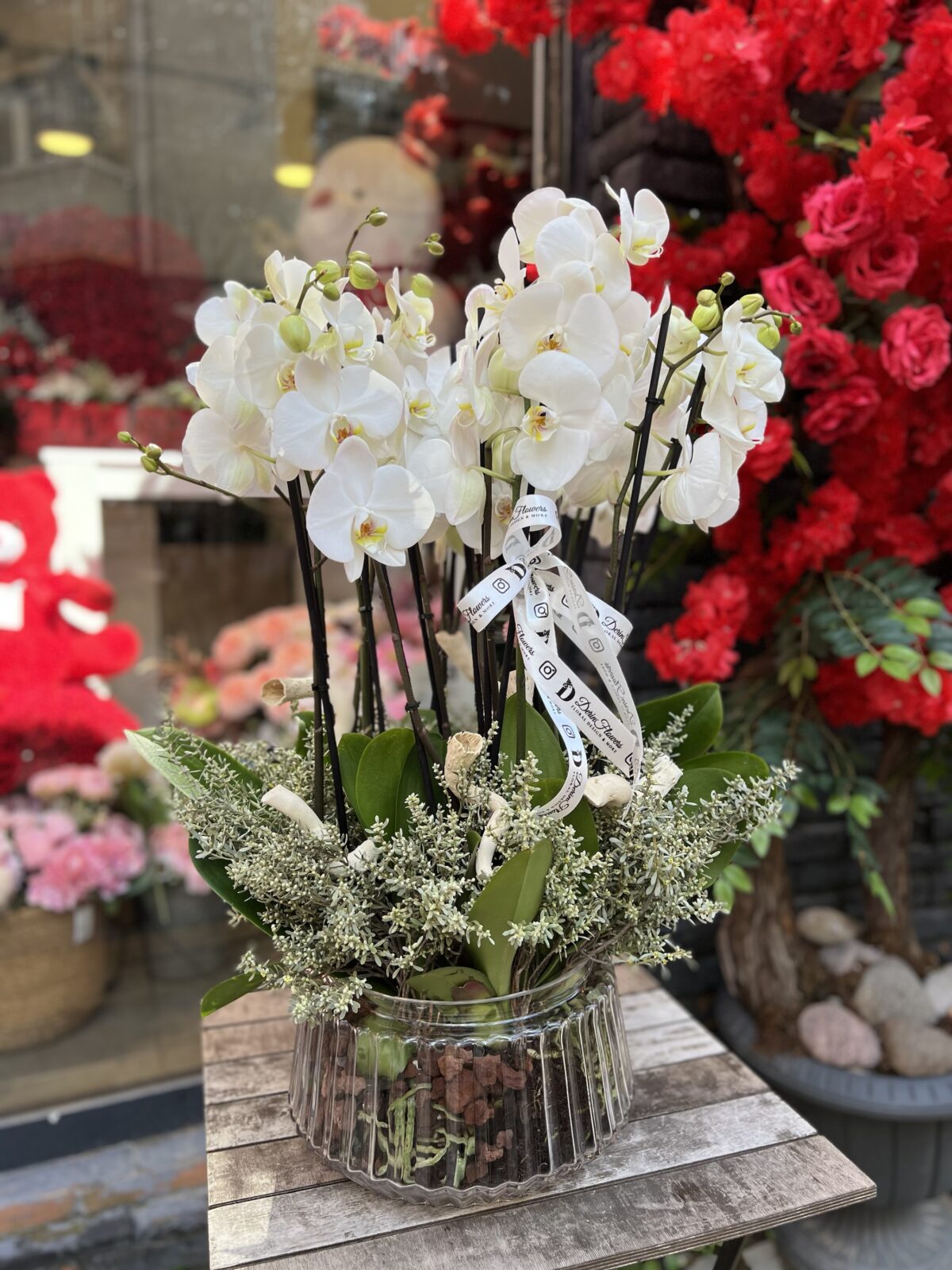 10 Dal Beyaz Orkide Cam Vazoda – Premium Orkide Aranjmanı - Görsel 2