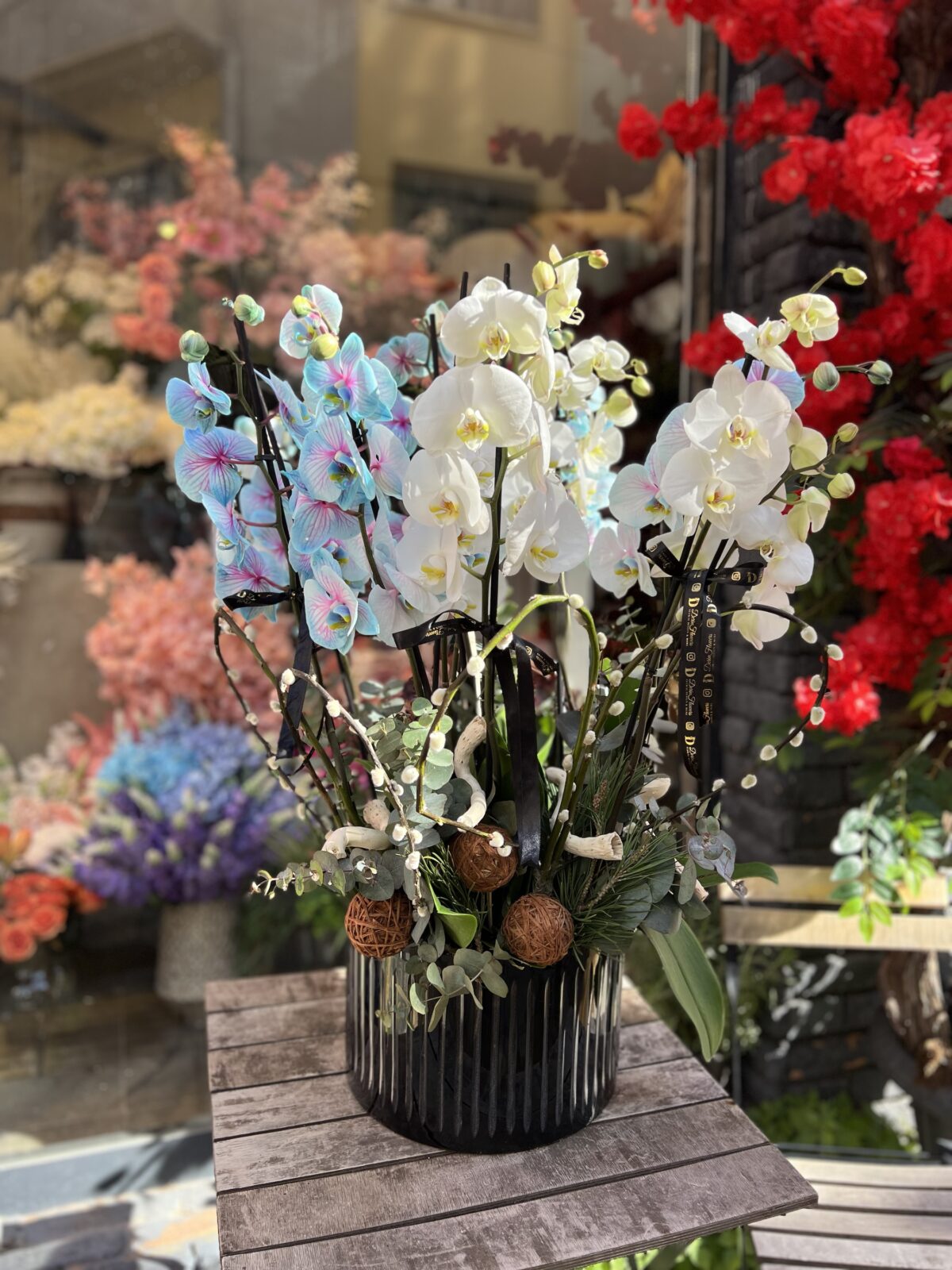 12 Dal Orkide Aranjmanı – Siyah Vazoda Premium Orkide Tasarım - Görsel 2