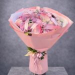 Pembe Anthurium ve Gül Buketi – Pastel Tonlarda Premium Çiçek Tasarımı