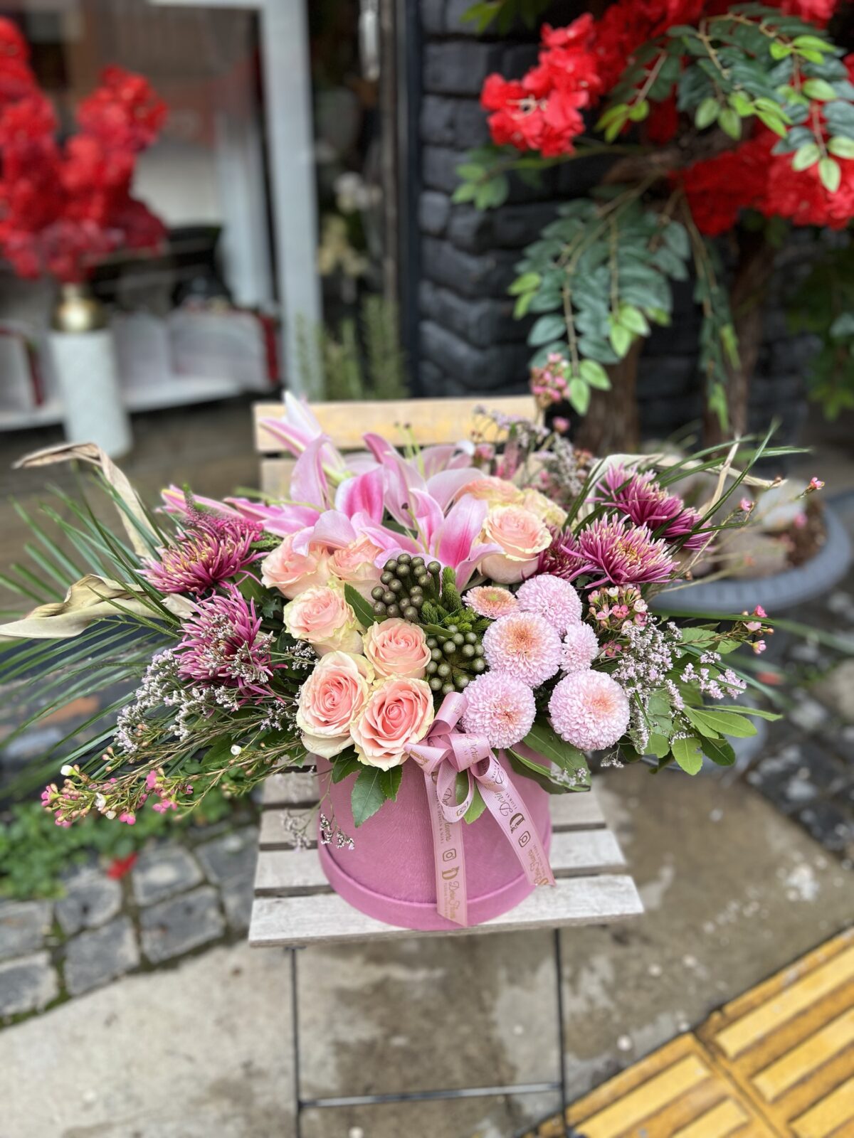 Pembe Lilyum ve Gül Kutu Aranjmanı – Premium Silindir Kutuda Şık Çiçek Tasarımı - Görsel 2