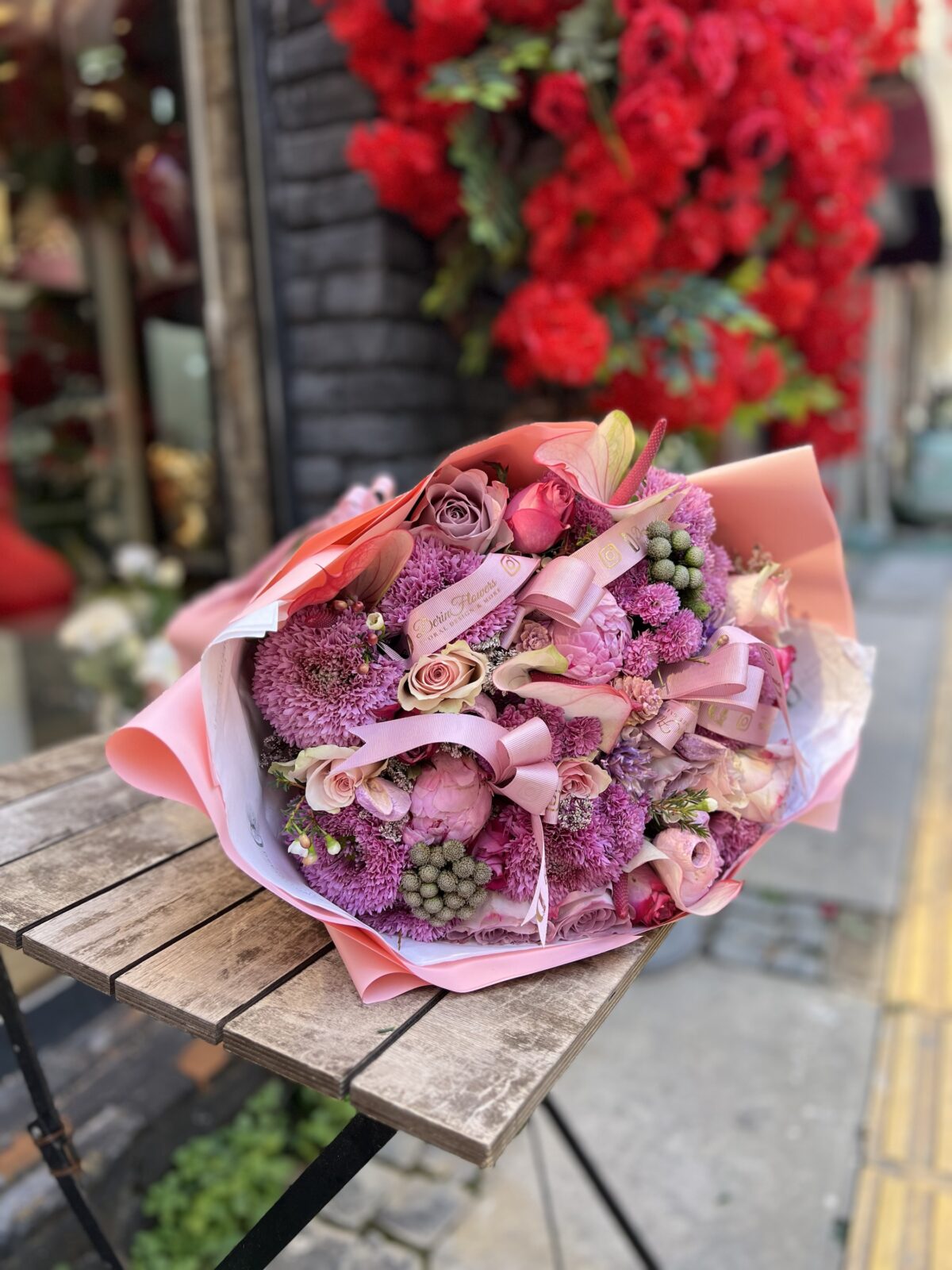 Pembe Anthurium ve Gül Buketi – Pastel Tonlarda Premium Çiçek Tasarımı - Görsel 3