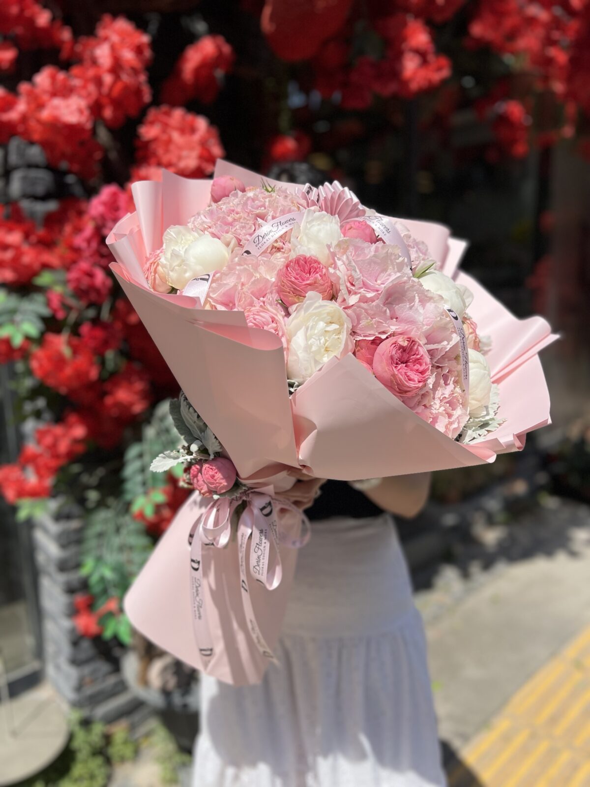 Pink Harmony – Ortanca, Beyaz Şakayık ve Şakayık Güllerden Premium Buket - Görsel 2