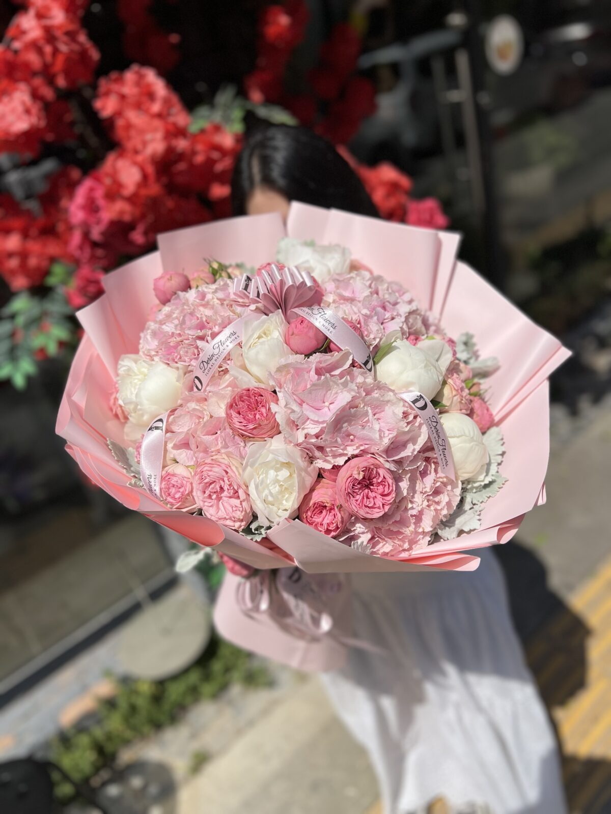 Pink Harmony – Ortanca, Beyaz Şakayık ve Şakayık Güllerden Premium Buket - Görsel 3