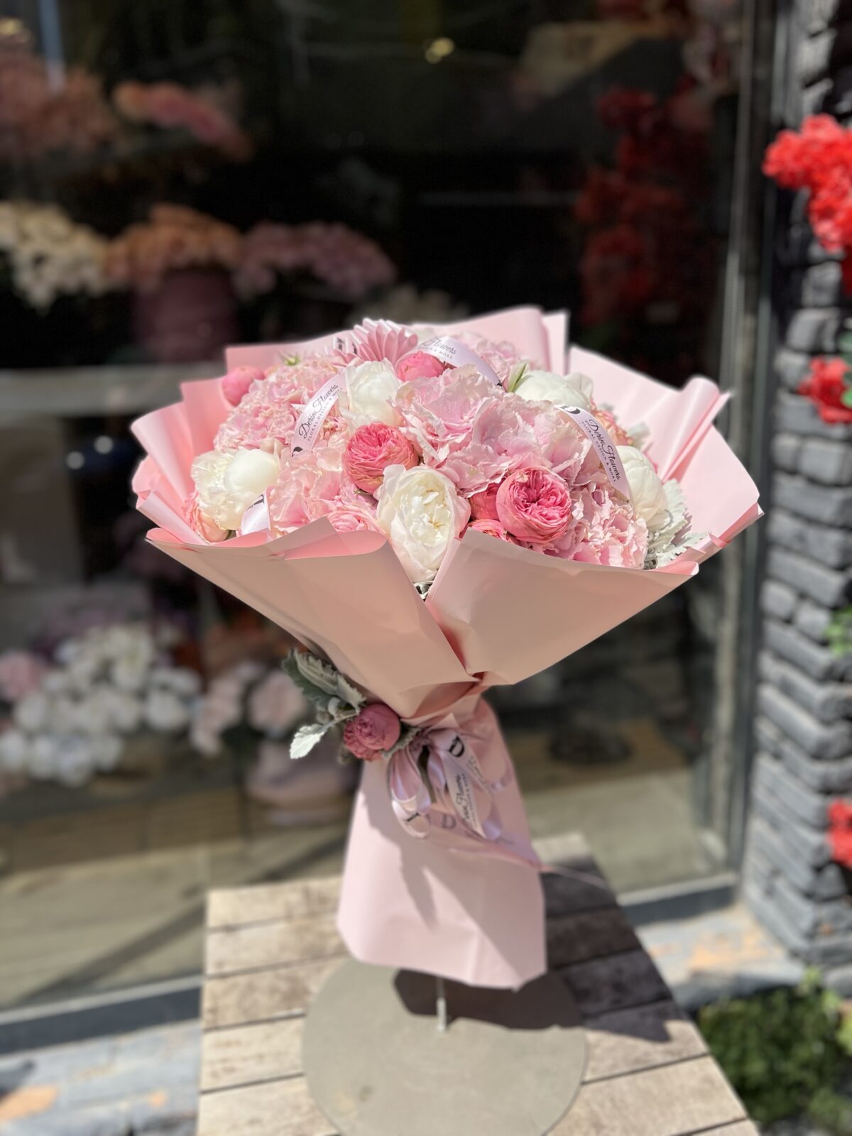 Pink Harmony – Ortanca, Beyaz Şakayık ve Şakayık Güllerden Premium Buket - Görsel 4