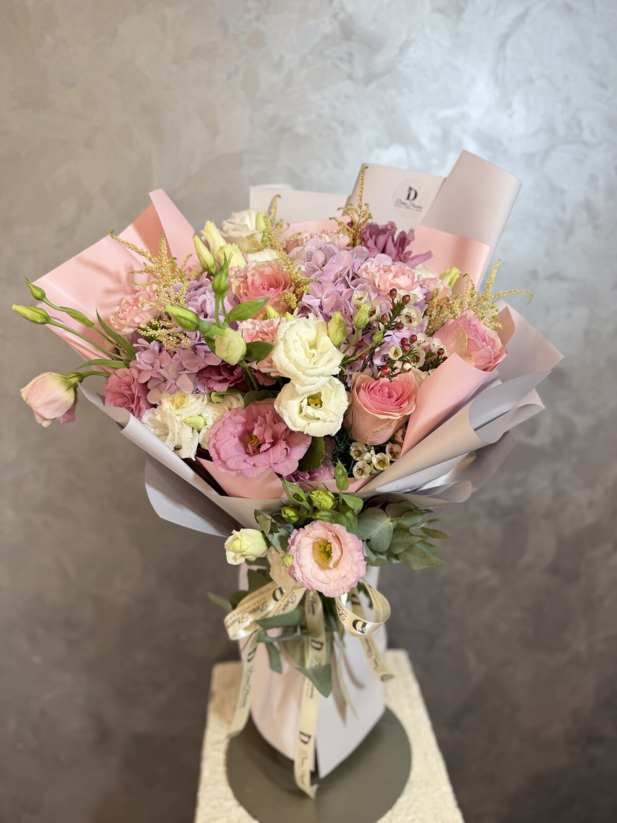 Pink Harmony | Ortanca, Lisianthus ve Pembe Güllerden Pastel Buket - Görsel 2